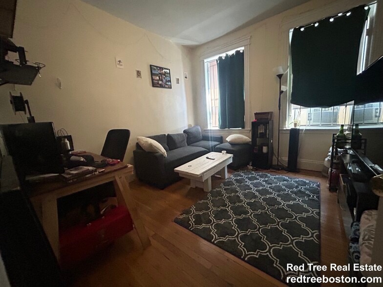 Primary Photo - 1152 Commonwealth Ave