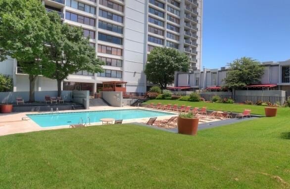 Building Photo - 450 W 7th St