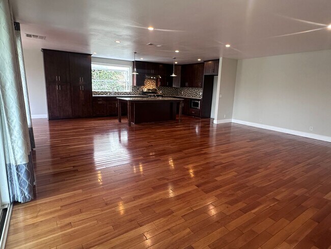 Building Photo - Stunning 3 bedroom + Den with Large Yard!