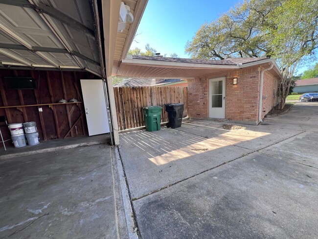 Building Photo - 4 Bedroom 2 Bathroom in Northwest Houston ...