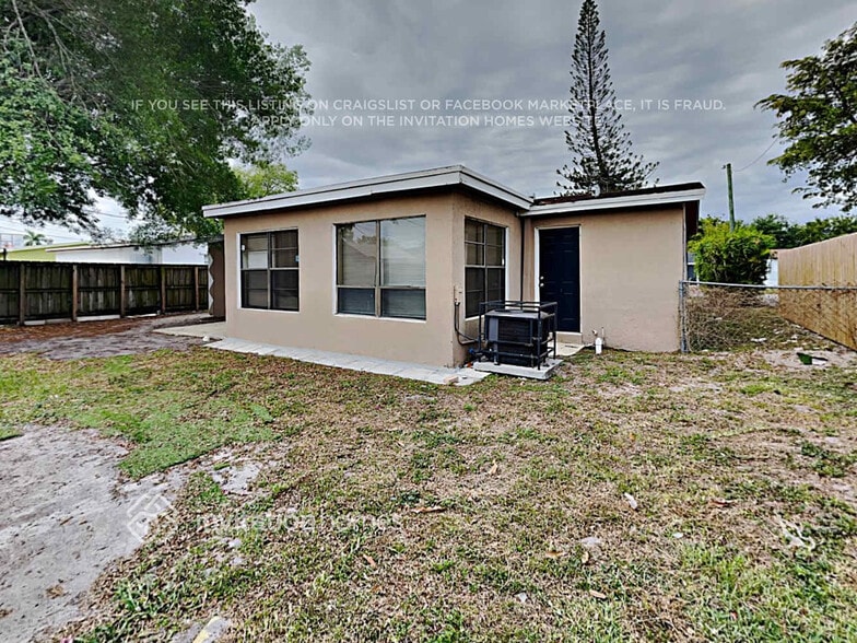 Building Photo - 2401 Jamaica Dr