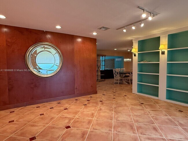 Building Photo - 1728 NE 39th St