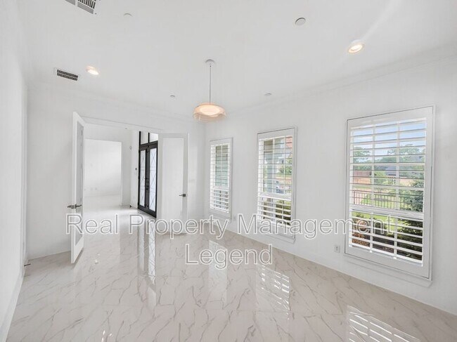 Building Photo - 809 Jamestown Ln