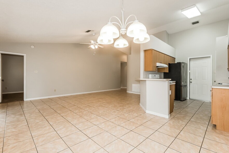 Building Photo - 1440 Tiverton Dr