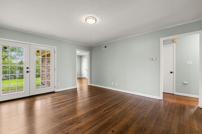 Building Photo - Fully Renovated Whitehaven Gem - Open To Section 8