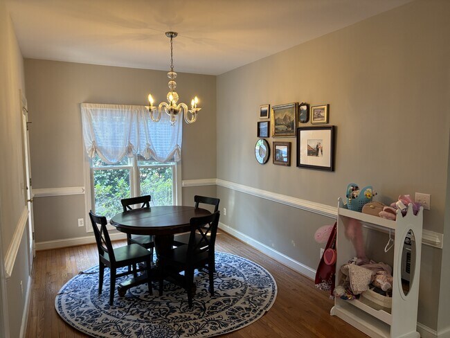 Building Photo - 420 Lake Forest Dr SE
