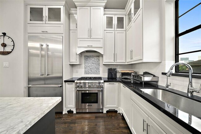 Building Photo - 2905 Bering Dr