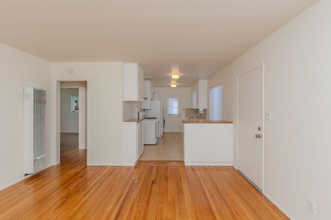 Building Photo - Spacious 2 bedroom / 1 bath home in Pacific Beach / Crown Point!