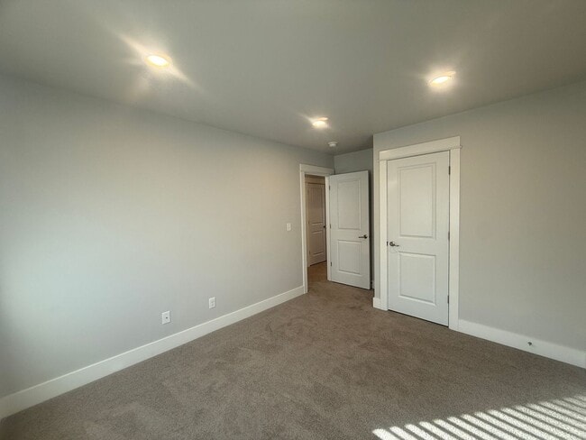 Building Photo - Beautiful 3-Bedroom + Bonus Loft Home in B...