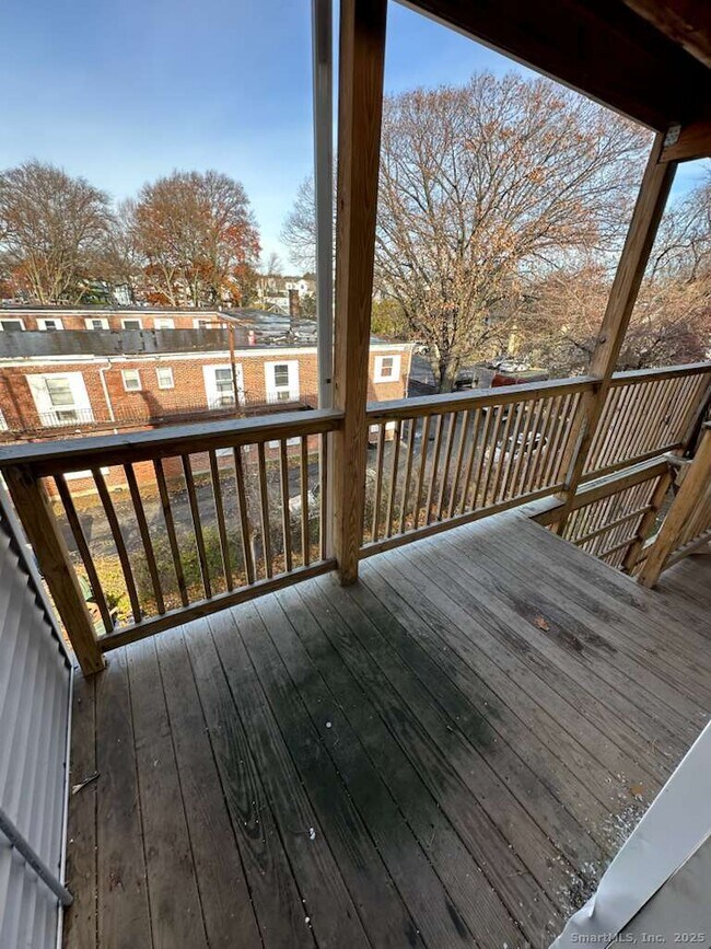 Building Photo - 220 Maplewood Ave