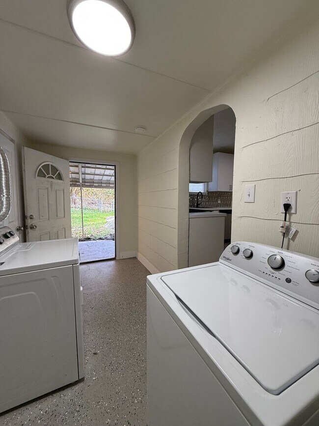 Building Photo - Updated 2BR Townhouse with off street park...