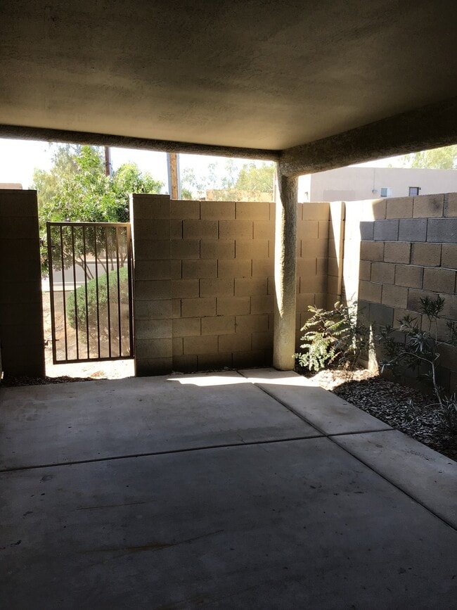 Building Photo - COMING SOON! Spacious 4 Bed 2 Bath Home in Phoenix