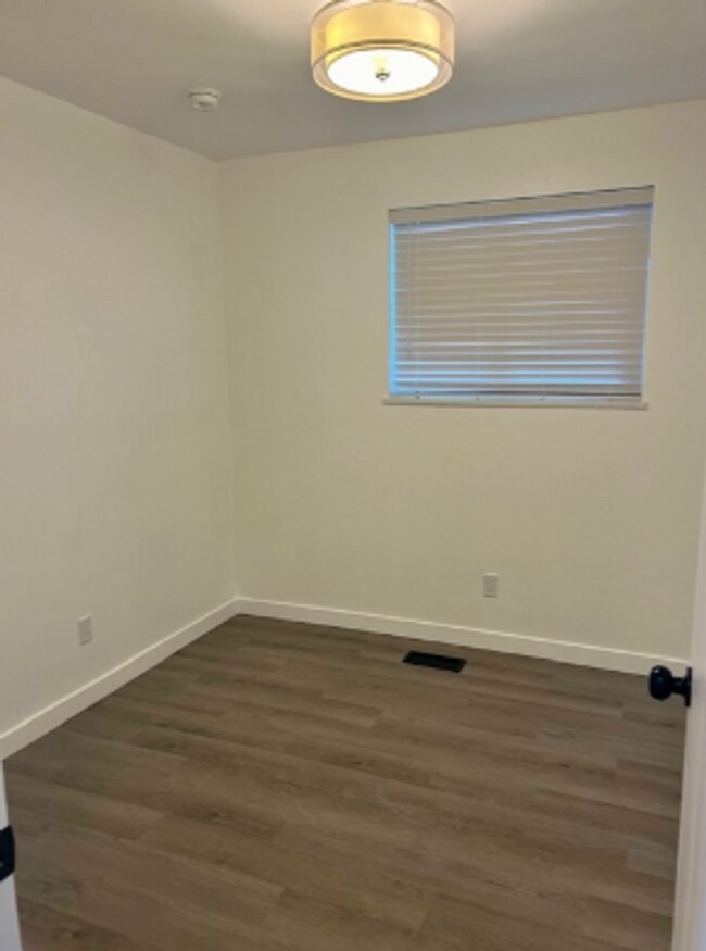 Building Photo - 5 spacious bedrooms, 2.5 bathroom house in Orem