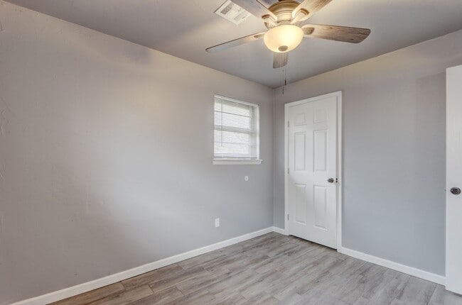 Building Photo - This Cute and Cozy 4 Bed, 2 Bath Home is Available now!!