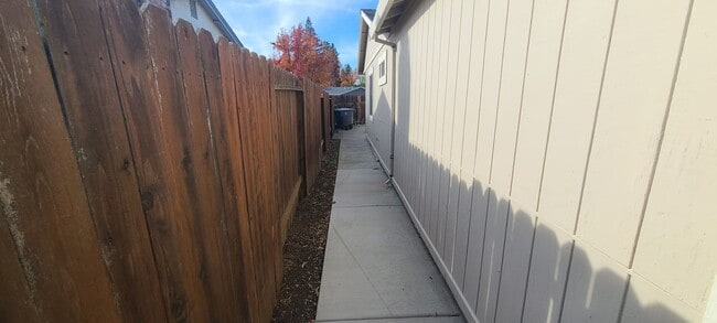 Building Photo - Adorable Single Story home with 3 bedroom and 2 bath