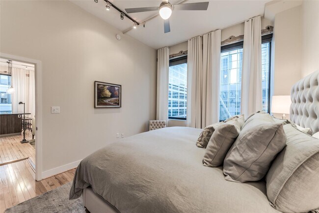 Building Photo - 705 Main St