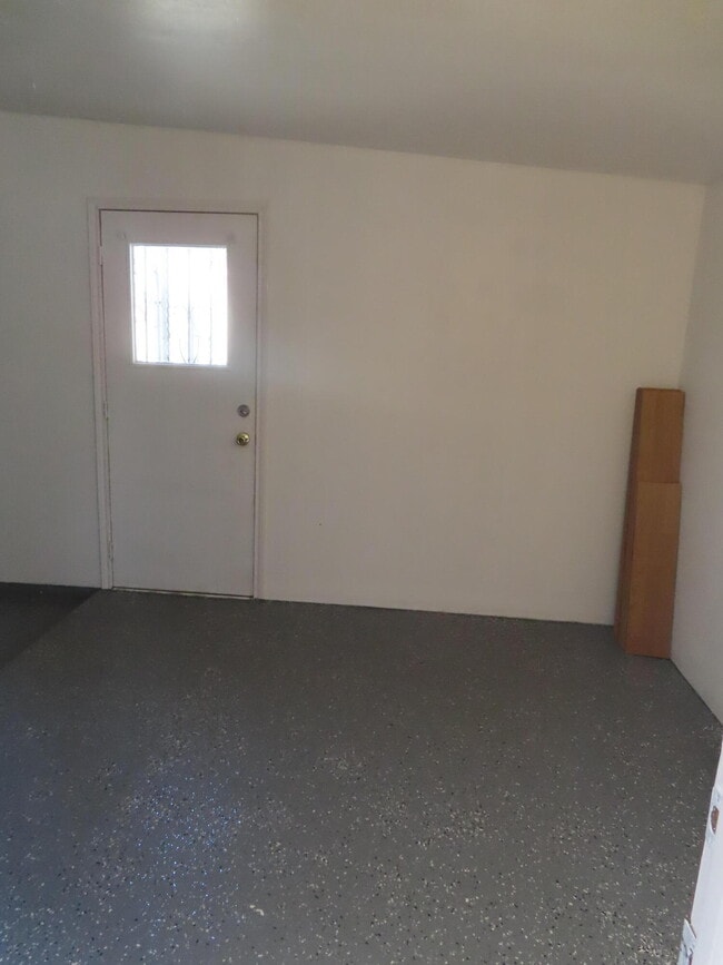 Building Photo - 10052 Kenworthy St