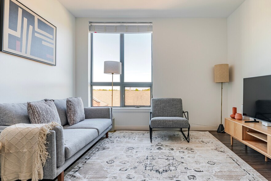 Building Photo - 245 Walnut St