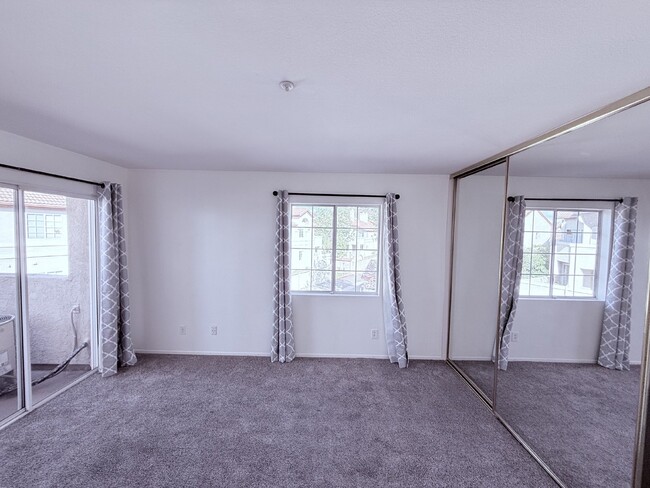 Building Photo - 2-Bed, 2-Bath Condo with Fireplace in San ...