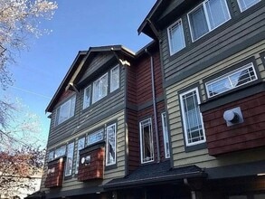 Building Photo - Appealing 2 bed / 1.5 bath townhouse in Greenwood/N Seattle with new flooring
