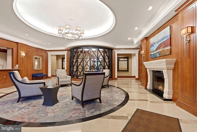 Building Photo - 8220 Crestwood Heights Dr