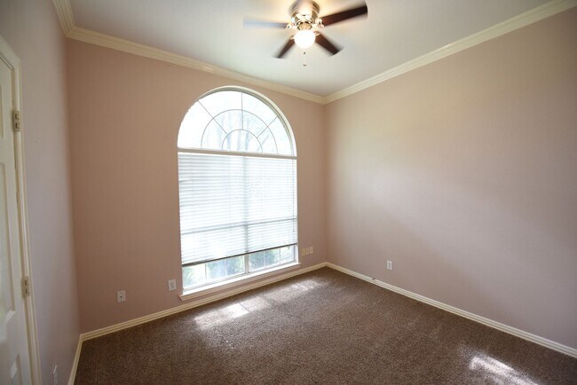 Building Photo - 4 Bedroom home for rent with vaulted ceili...