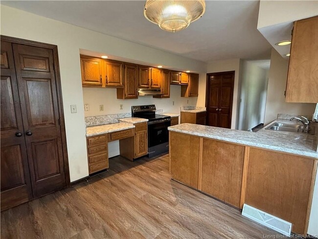 Building Photo - Golf course views in Floyds Knobs!