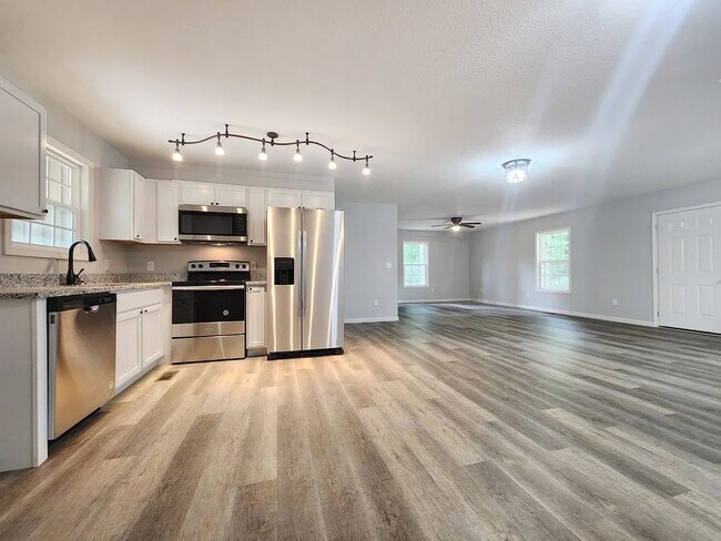 Building Photo - Stunning 3-Bedroom All-Brick Home with New Appliances & Large Deck in Kodak, TN