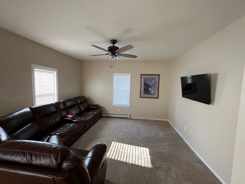 Building Photo - 329 Turner St