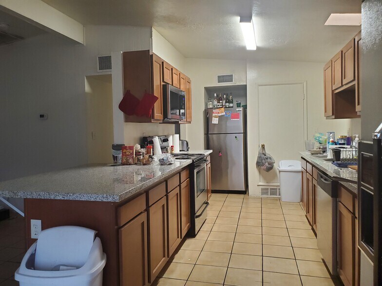 Kitchen - 846 E Waverly St