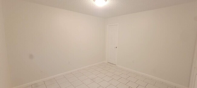 Building Photo - 600 SW 2nd Ave