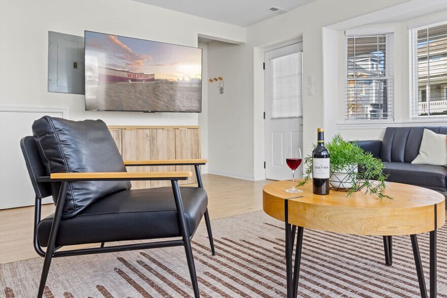 Building Photo - 142 E Youngs Ave