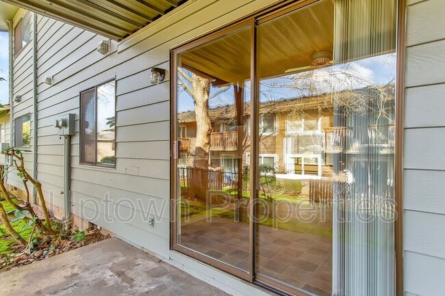 Building Photo - 5660 SW 180th Ave