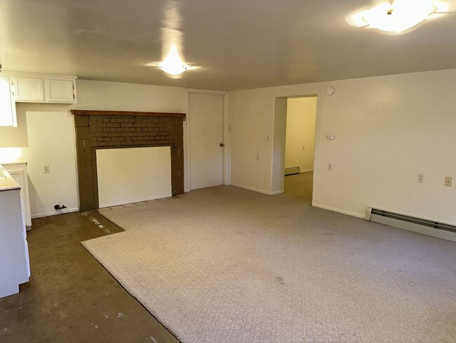 Building Photo - 2000+ sf home is in a great location, pet ...