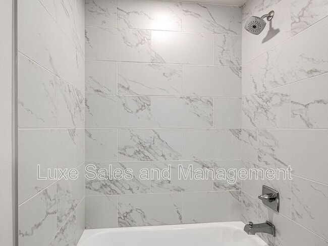 Building Photo - 614 W 2nd St