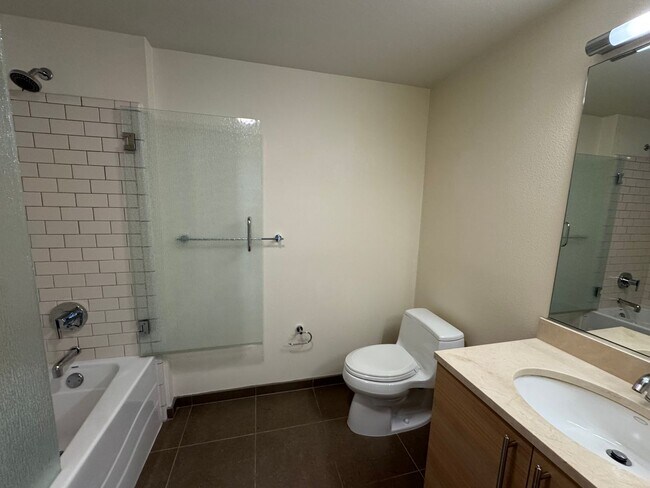 Building Photo - Beautiful third level 2 bedroom condo in the Mercer