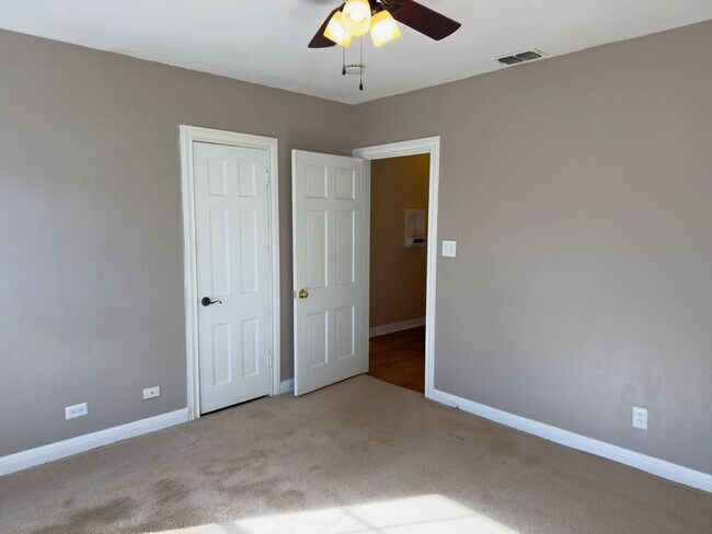 Building Photo - Adorable 3 bed 2 bath home in Brook Village!