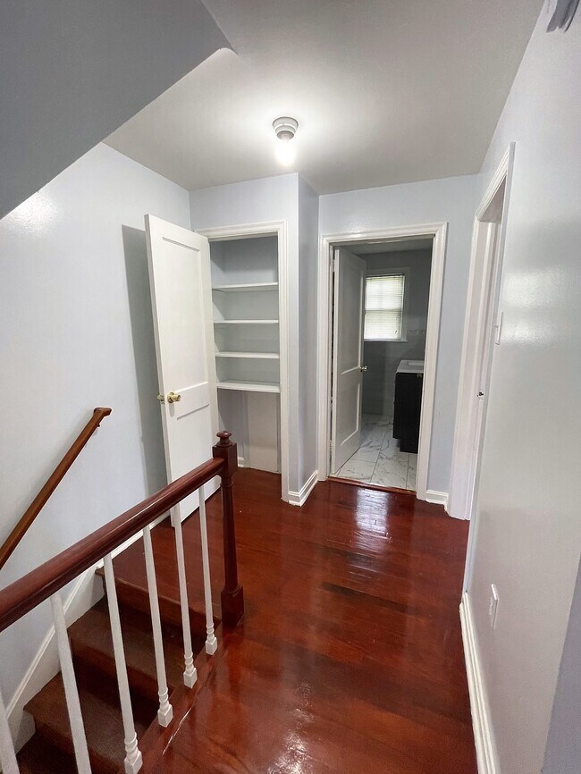 Building Photo - 627 S Ann St