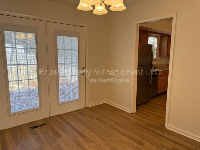 Building Photo - 11105 Lake Hills Dr