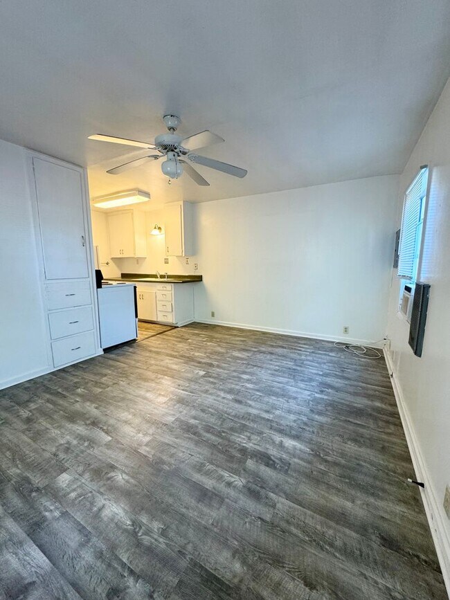 Building Photo - Quaint & Cozy Duplex!!