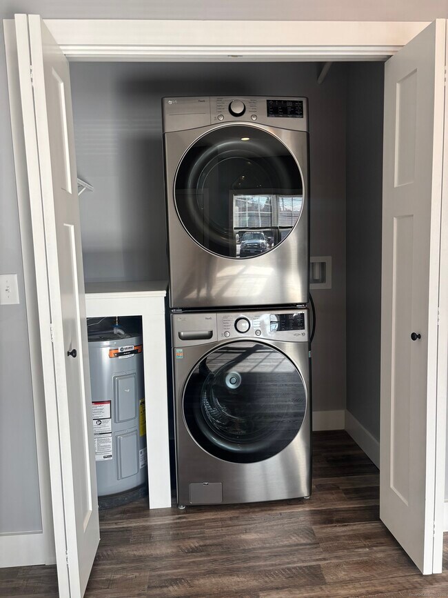 Building Photo - 303 Norwich-New London Turnpike