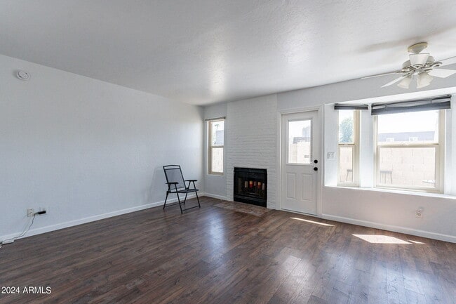 Building Photo - 820 W University Dr