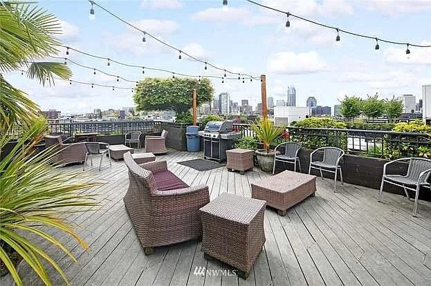 360-Degree Rooftop Deck - 1125 E Olive St