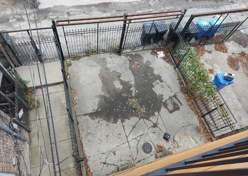 Building Photo - 1420 N Western Ave