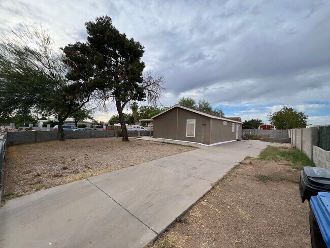 Building Photo - 7826 E Juanita Ave