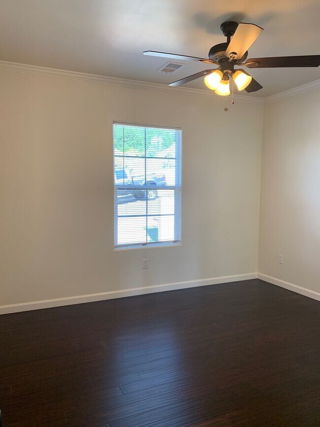 Building Photo - 4740 Hillcrest Ave