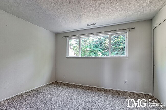 Building Photo - Amazing Open concept Condo in a secluded c...