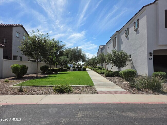 Building Photo - 221 E Balsam Dr