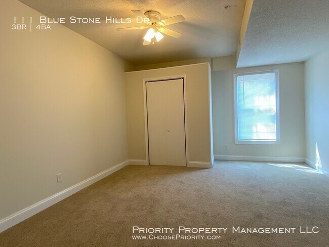 Building Photo - Gorgeous 3 Bed 3.5 Bath End Unit