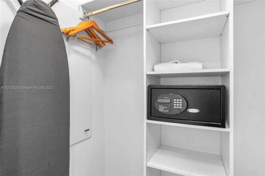 Building Photo - 2602 E Hallandale Beach Blvd